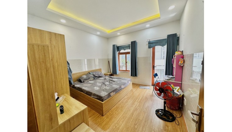 Bán Nhà Lạc Long Quân HXH - 6 tầng 40m2 - Giảm giá sâu bán nhanh